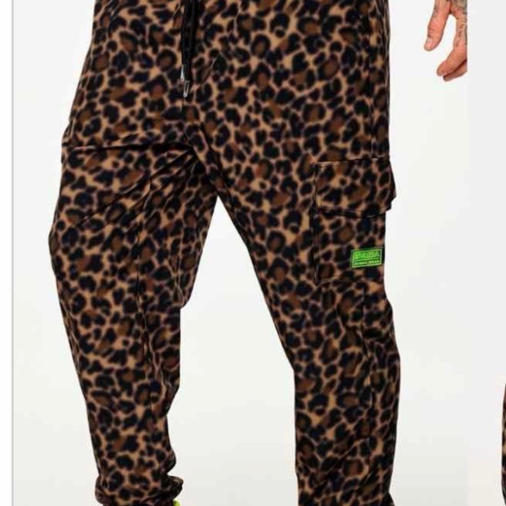 Zumba Leopard Print Cargo Jogger Pants M NWT